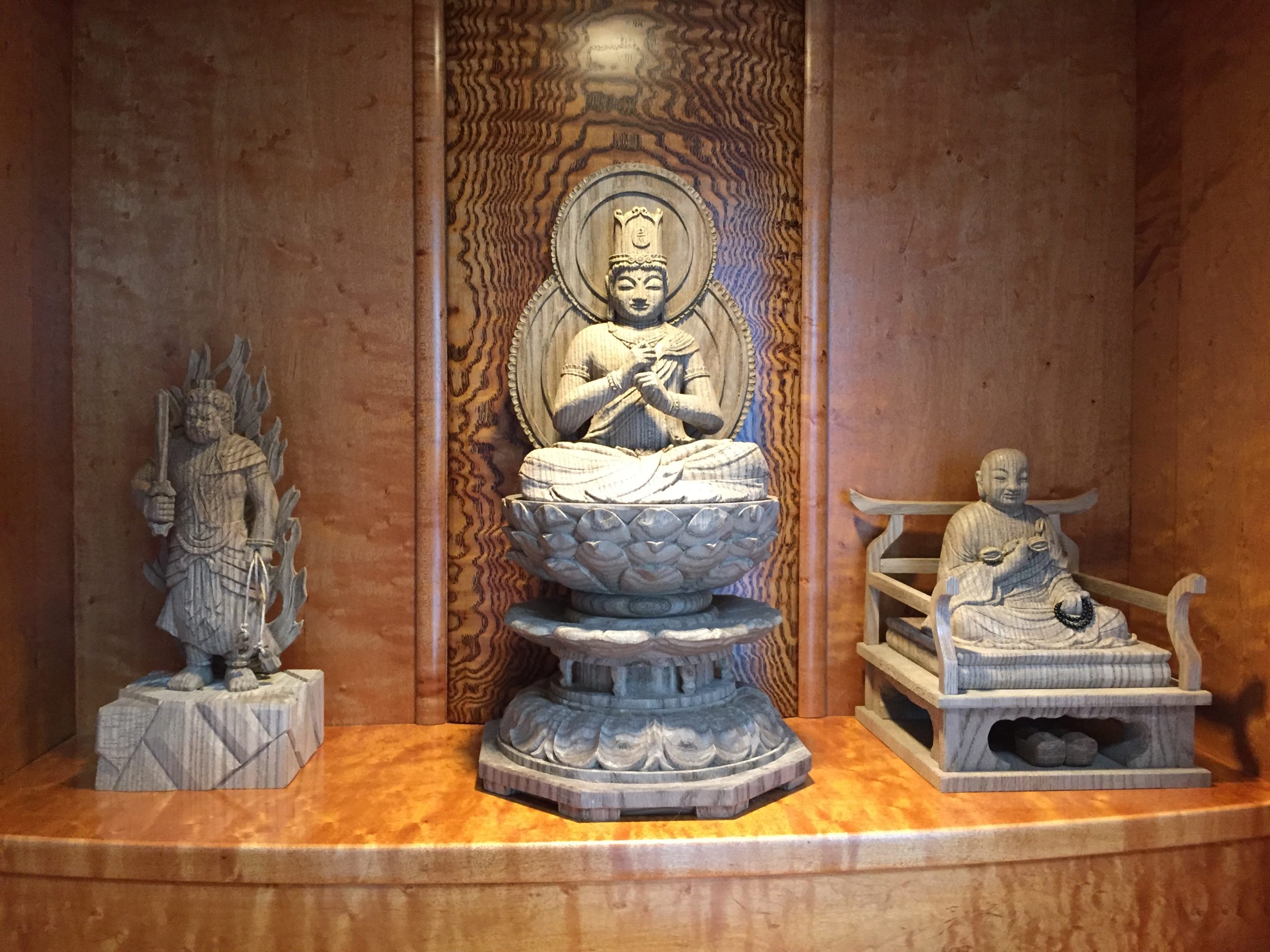 一位一刀彫の仏像と特注楓無垢のお仏壇