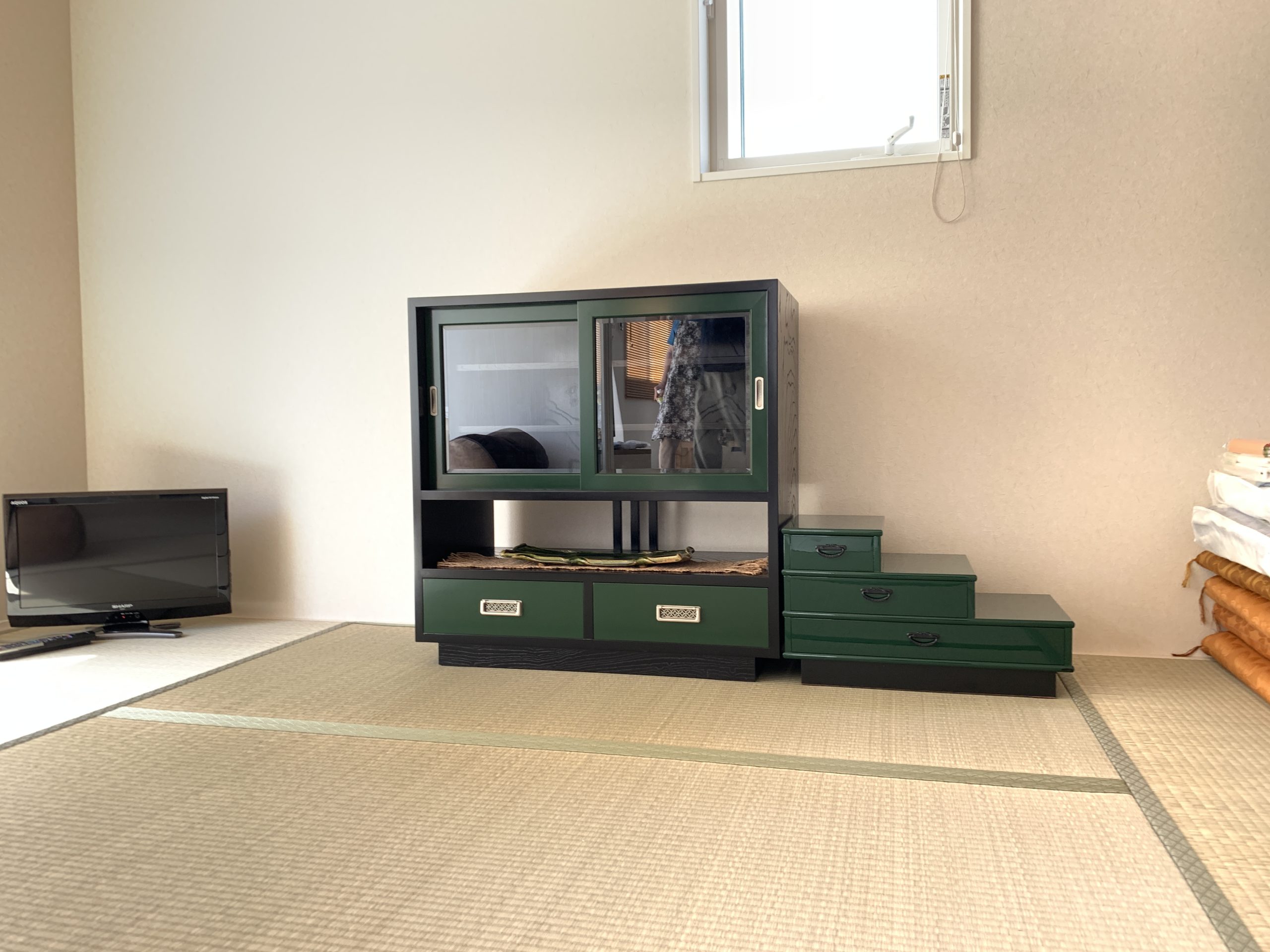 二本松伝統家具　グリーン＆ブラックの飾棚＆三段たんす